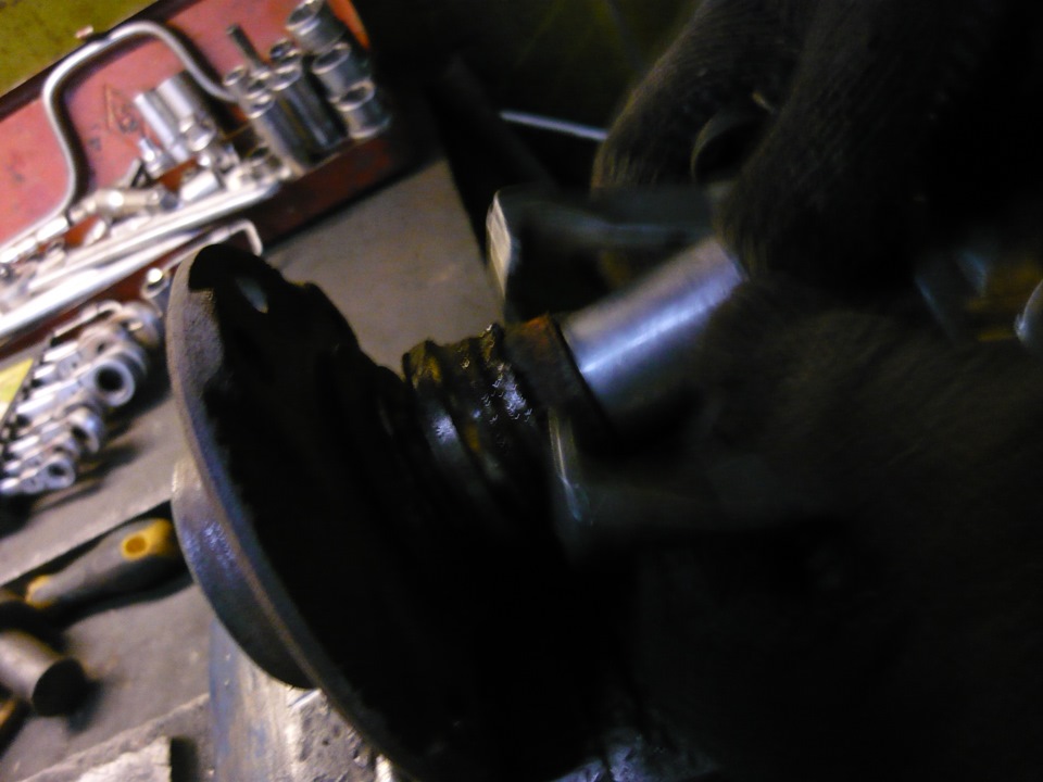 четверть подшипника осталась на диске, зубило и молоток в помощь… — Daewoo Nexia (2G)