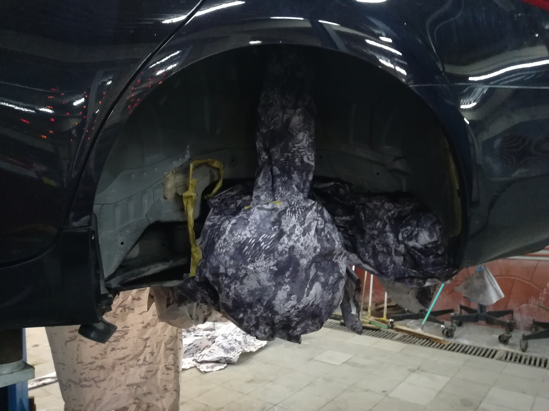 Шумоизоляция арок спб. Шумоизоляция локеров stp. Шумоизоляция колесных арок. Шумоизоляция колесных арок вольво. Шумоизоляция арок ваз 2107.