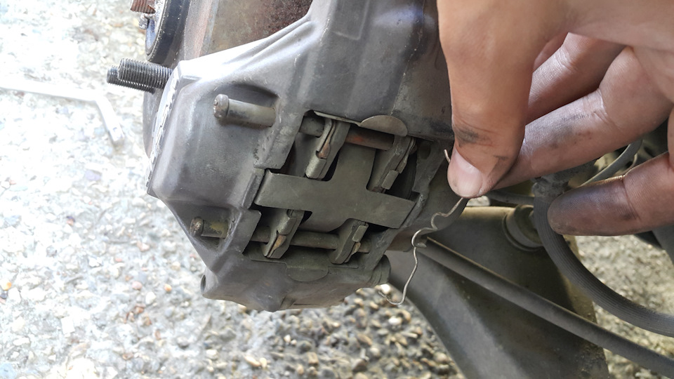 Замена задних колодок на Nisshinbo — Nissan Skyline (R33 Series 2), 2,5 ...