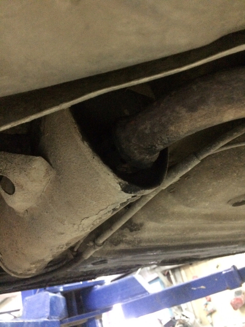 Замена прогоревшего глушителя — Lada 11113 Ока, 1,6 л, 2004 года ...