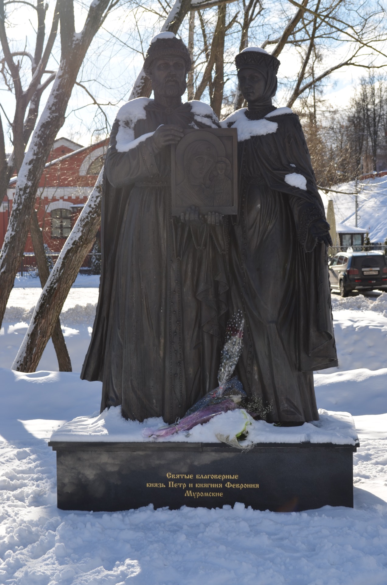 Сергиев посад памятник петру и февронии. Памятник Петру и Февронии Сергиев Посад. Памятник Петру и Февронии в городе Сергиев Посаде. Памятник Петру и Февронии в Подольске.