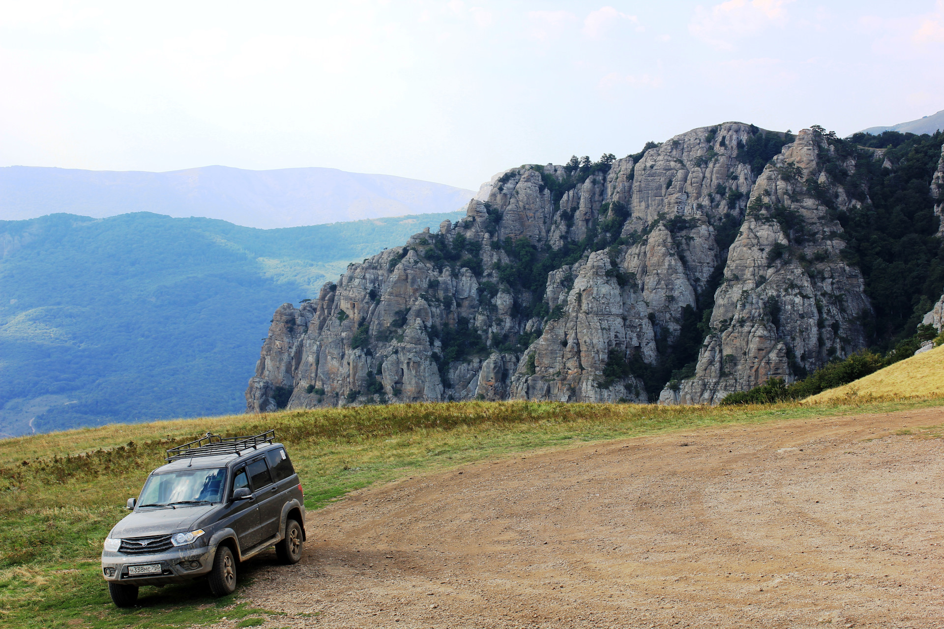 Оранжевое авто SSANGYONG В горах Крыма