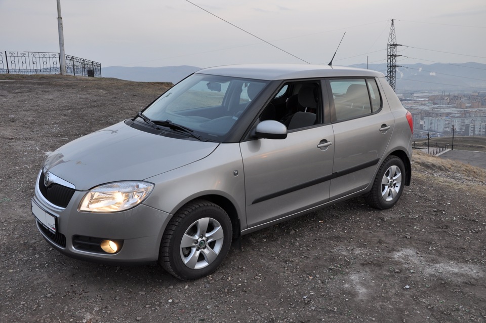 3 от 300000. Skoda Fabia 2012. Шкода Фабия 2012 1.6. Машина Шкода Фабия 2012. Шкода Фабия 1.6 2012 года.