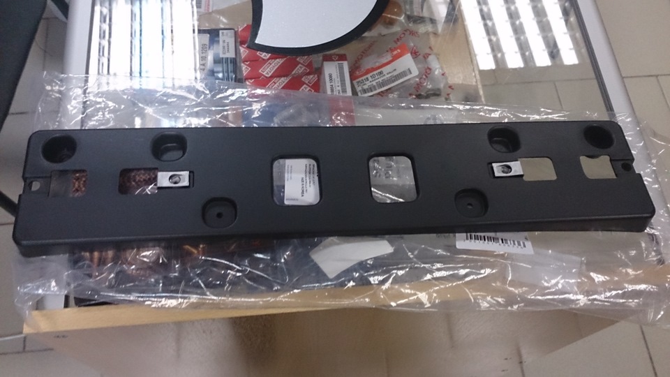 площадка номерного знака 1668800044. площадка под номер. подиум номерного знака шевроле лачетти. площадка под номерной знак универсальная. рамки номерные на лансер 9.