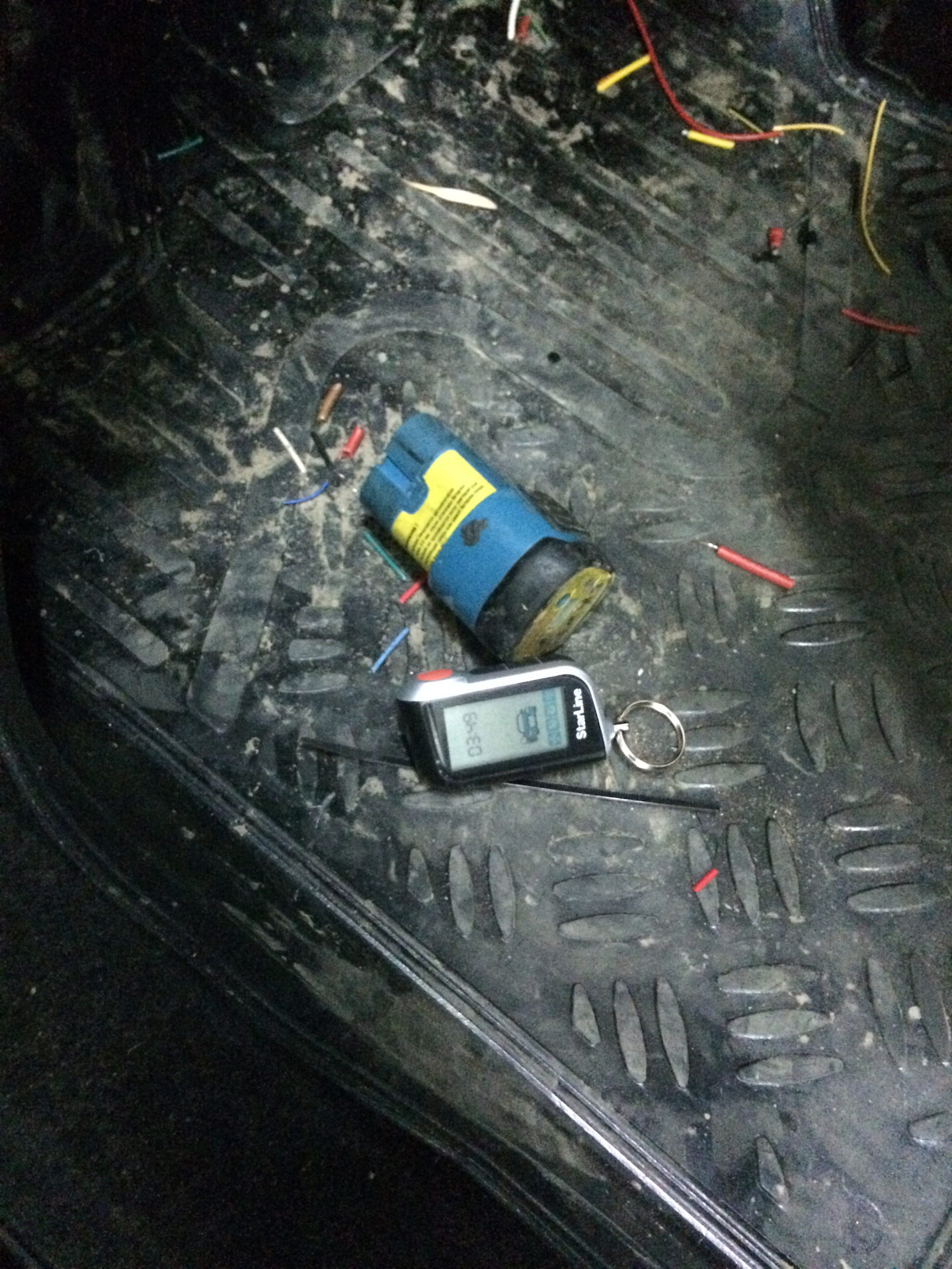 Установка сигнализации и музыки — Lada Гранта (1G), 1,6 л, 2013 года ...