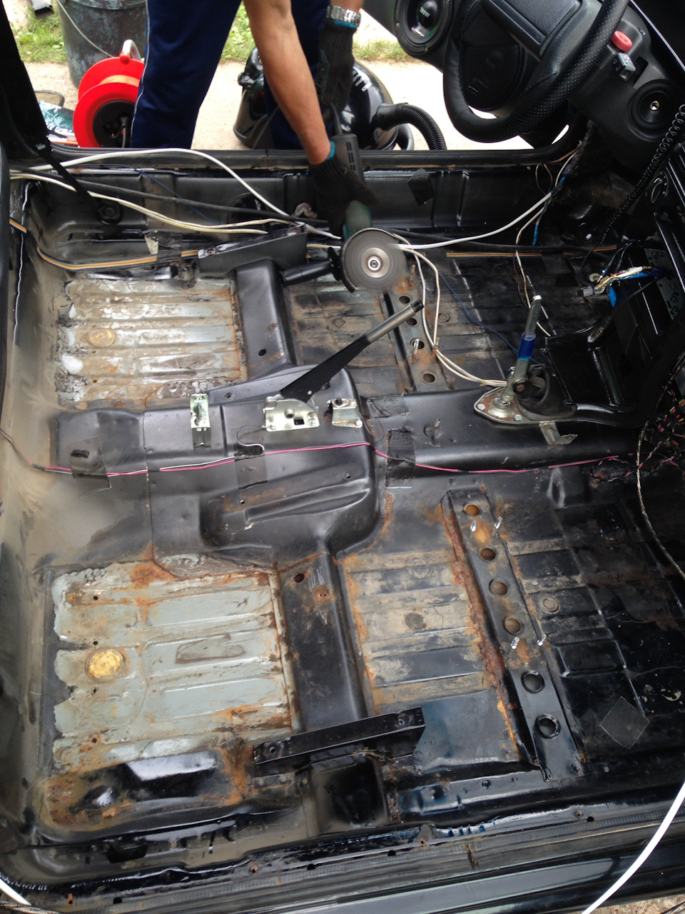 Снятие ковра и чистка днища — Lada 2113, 1,6 л, 2012 года | визит на ...