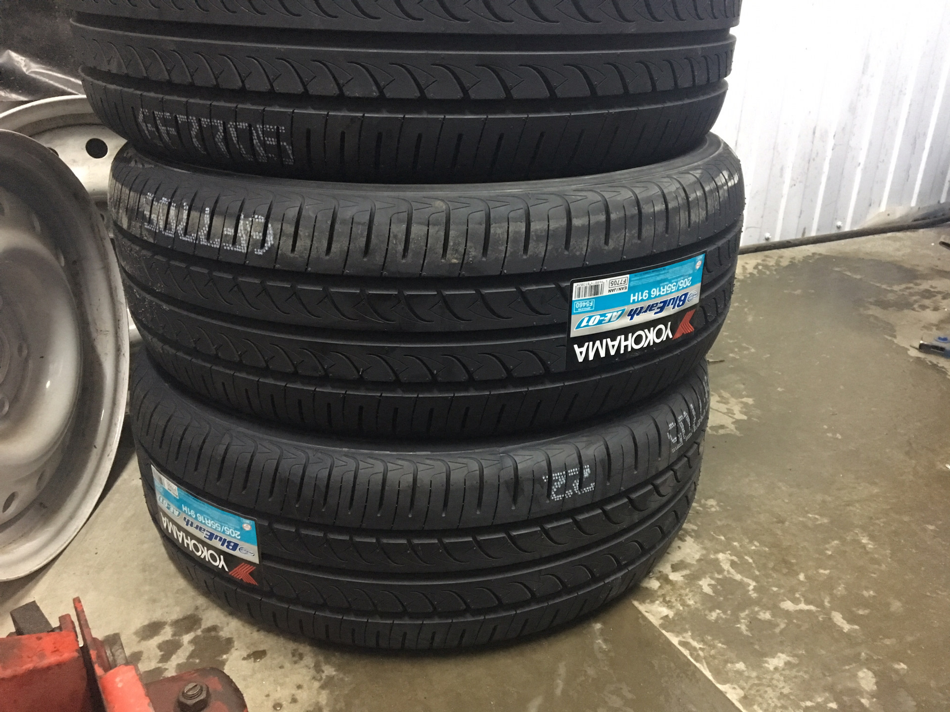 Шины йокогама блю арт. Yokohama BLUEARTH ae01. Yokohama BLUEARTH-XT ae61. Yokohama BLUEARTH-XT ae61 215/55 r17. 215/65r16 98h BLUEARTH-XT ae61 TL.