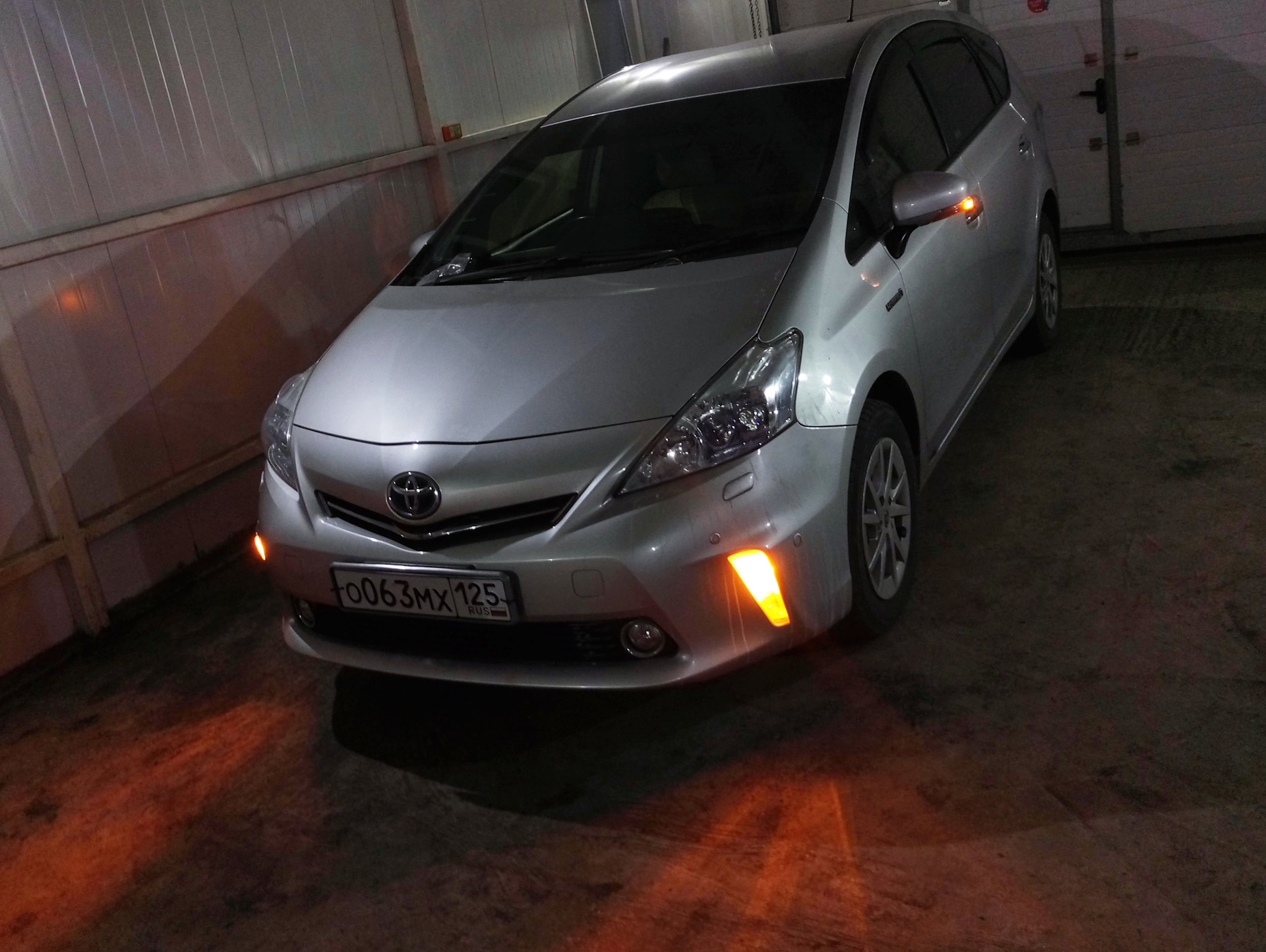 Свет toyota. ДХО Тойота Приус. Toyota Prius 2013 ходовые огни. ДХО для Тойота Приус 30. Габаритные огни для Toyota Prius.