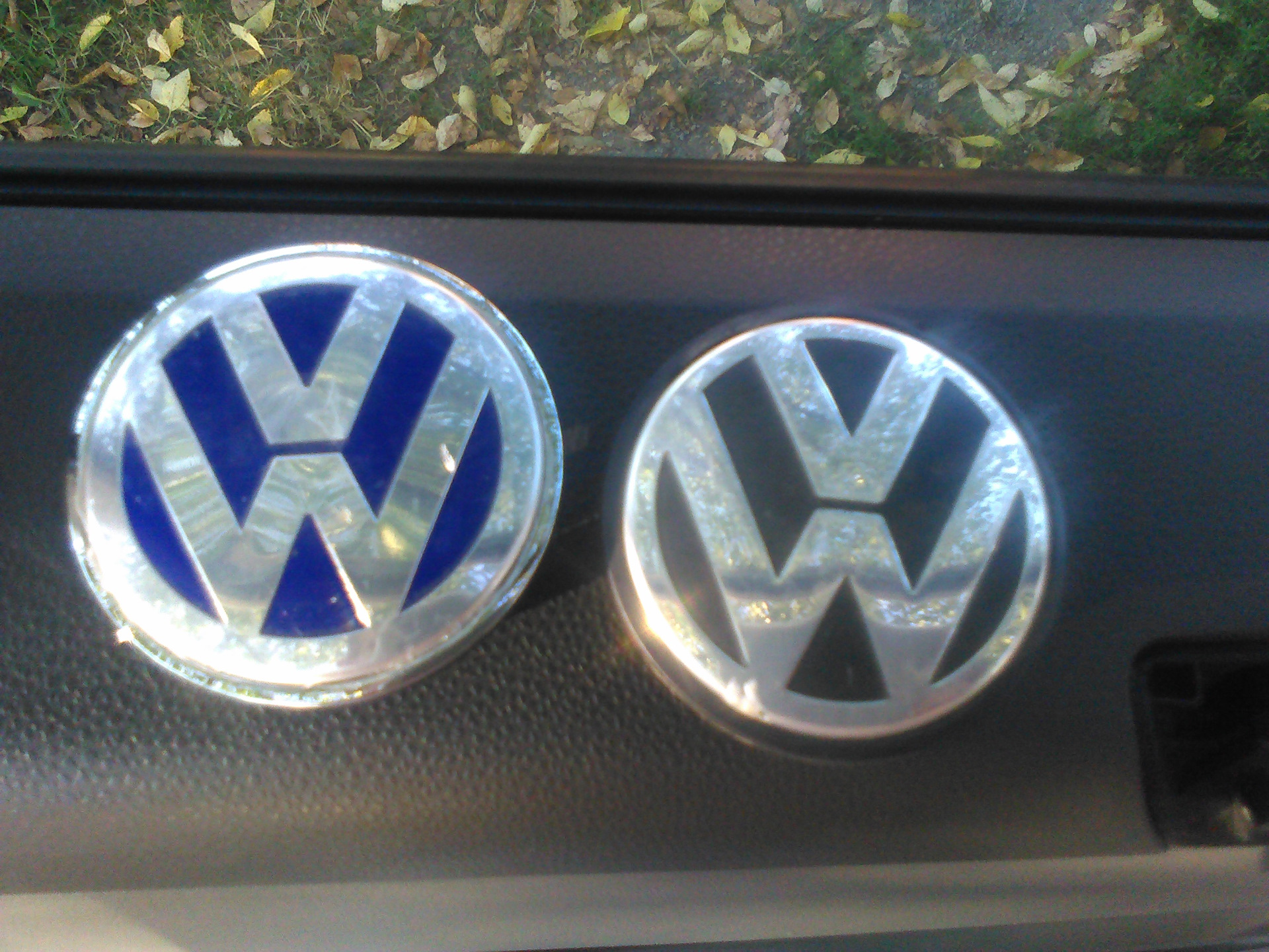 Значок фольксваген купить. Передний значок VW t5 с камерой. Колпак значок Фольксваген. Значок Фольксваген на диски. Логотип Фольксваген на колпаки.