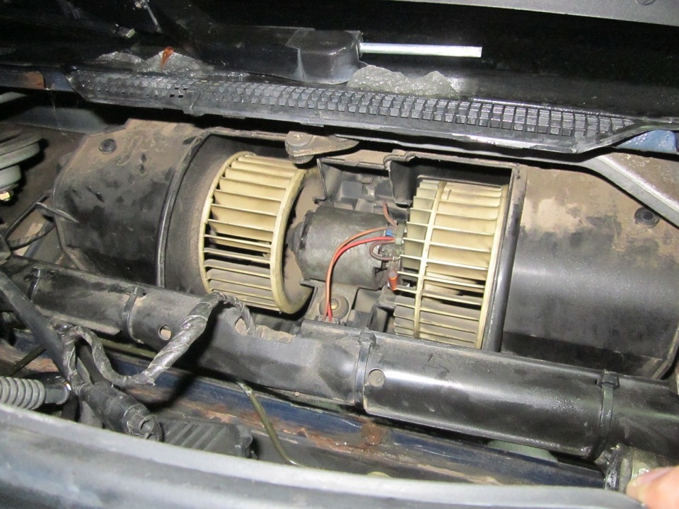 снятие моторчика печки — BMW 7 series (E32), 3 л, 1989 года | визит на ...