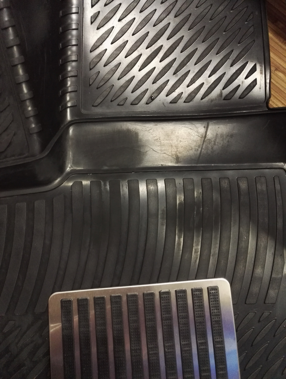 Видно два пятна контакта пяток с ковром — Chevrolet Lacetti 5D