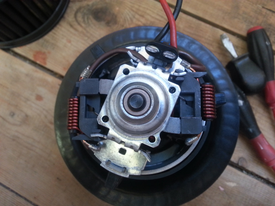 Отличий минимум. В основном мелочи. Например у оригинала чуть толще провода. Соединения проводов щетки и сопротивления полимерные, в оригинале обжимка металлическая — Ford Mondeo III