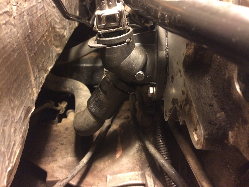 Замена "тройника" охлаждения — Volkswagen Passat B5, 1,8 л, 1999 года ...