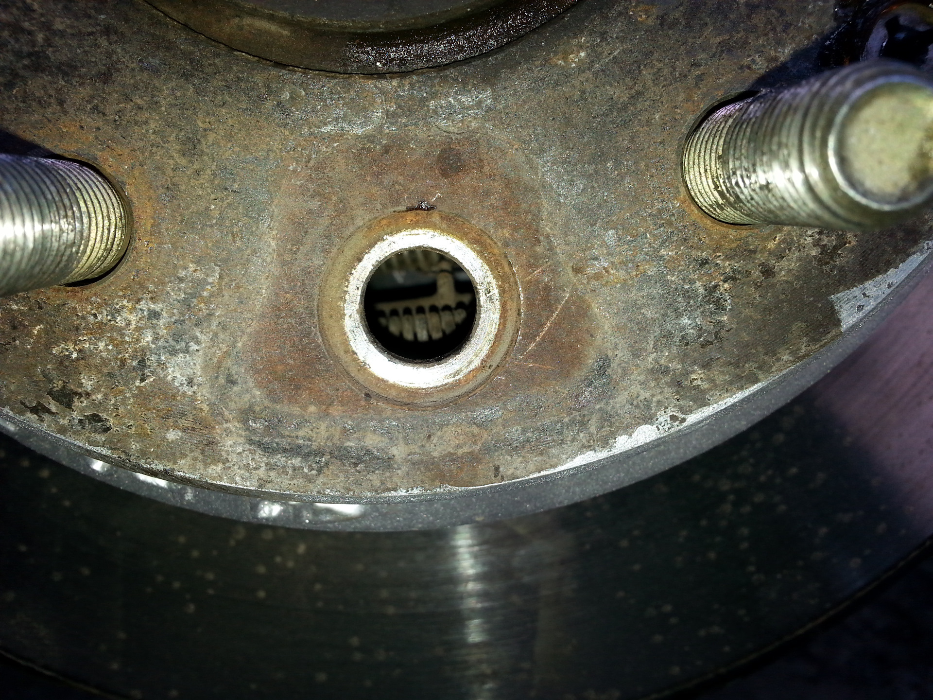 Замена заднего правого ступичного подшипника, подтяжка ножника ...