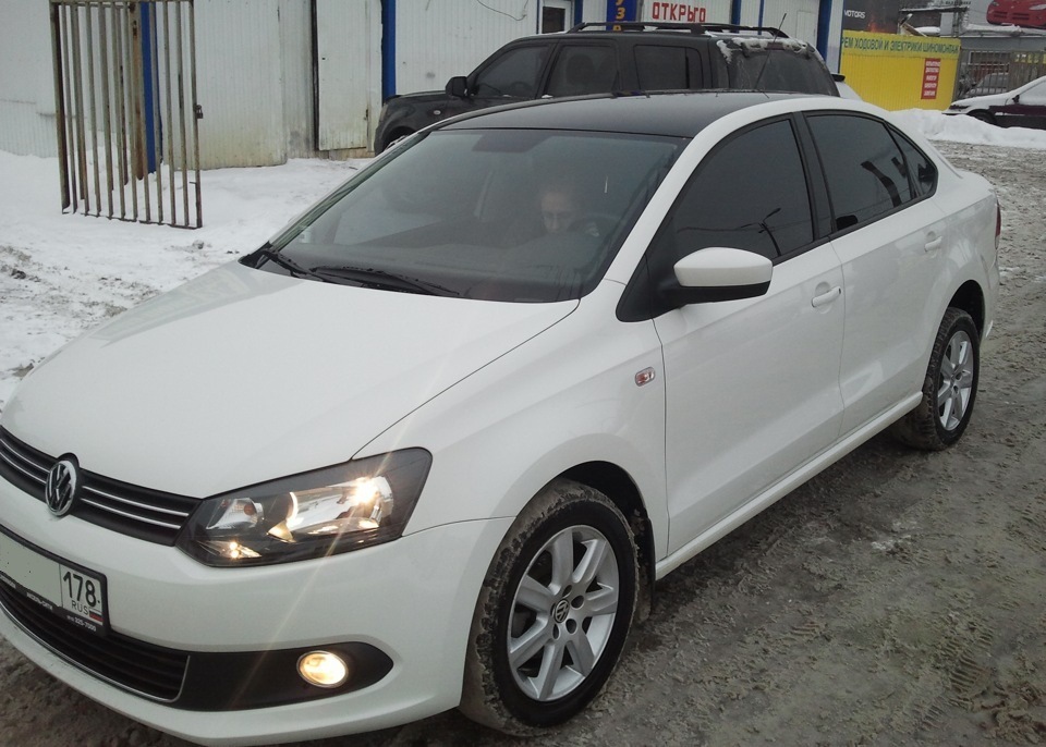 Белый Volkswagen Polo с996тр125