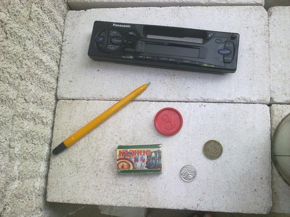 а вот и сокровища, оказывается панель от магнитолы тоже можно потерять))) — Mitsubishi Carisma