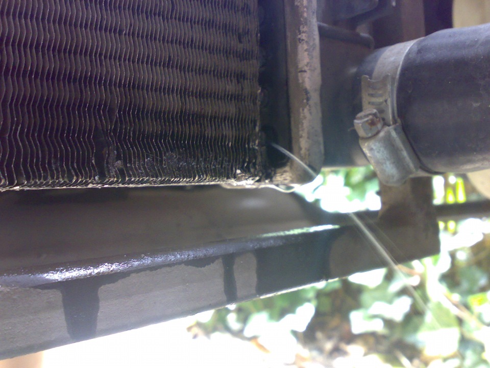 Повреждение радиатора автомобиля. Соты радиатора охлаждения. Ремонтная радиаторов охлаждения юникс. Потёк радиатор ваз 2115. Радиатор пробило в машине.