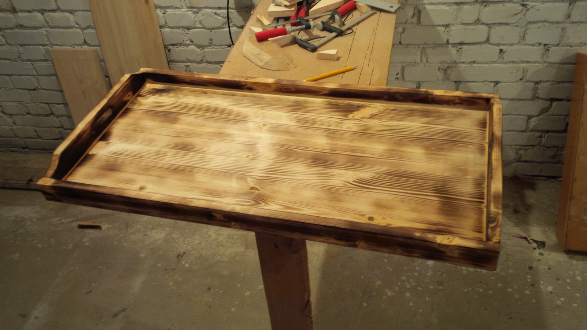 Разметка мест для крепления ручек на подносе