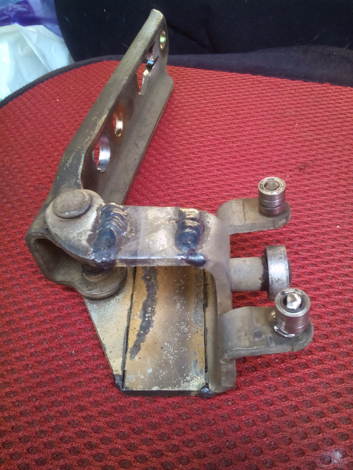 нижний ролик двери ивеко дейли. кронштейн сдвижной двери газель. кронштейн сдвижной двери мфп средний. кронштейн двери сдвижной 3302. кронштейн сдвижной двери.