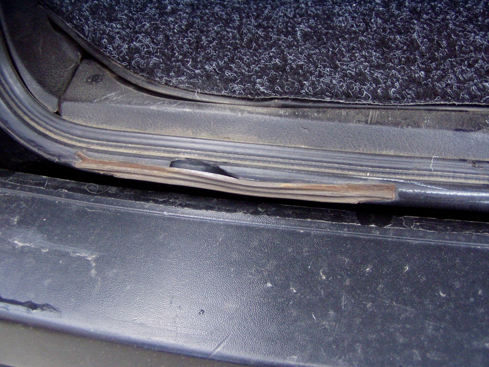 Задний уплотнител в багажнике. — Volkswagen Passat Variant (B3), 1,8 л ...