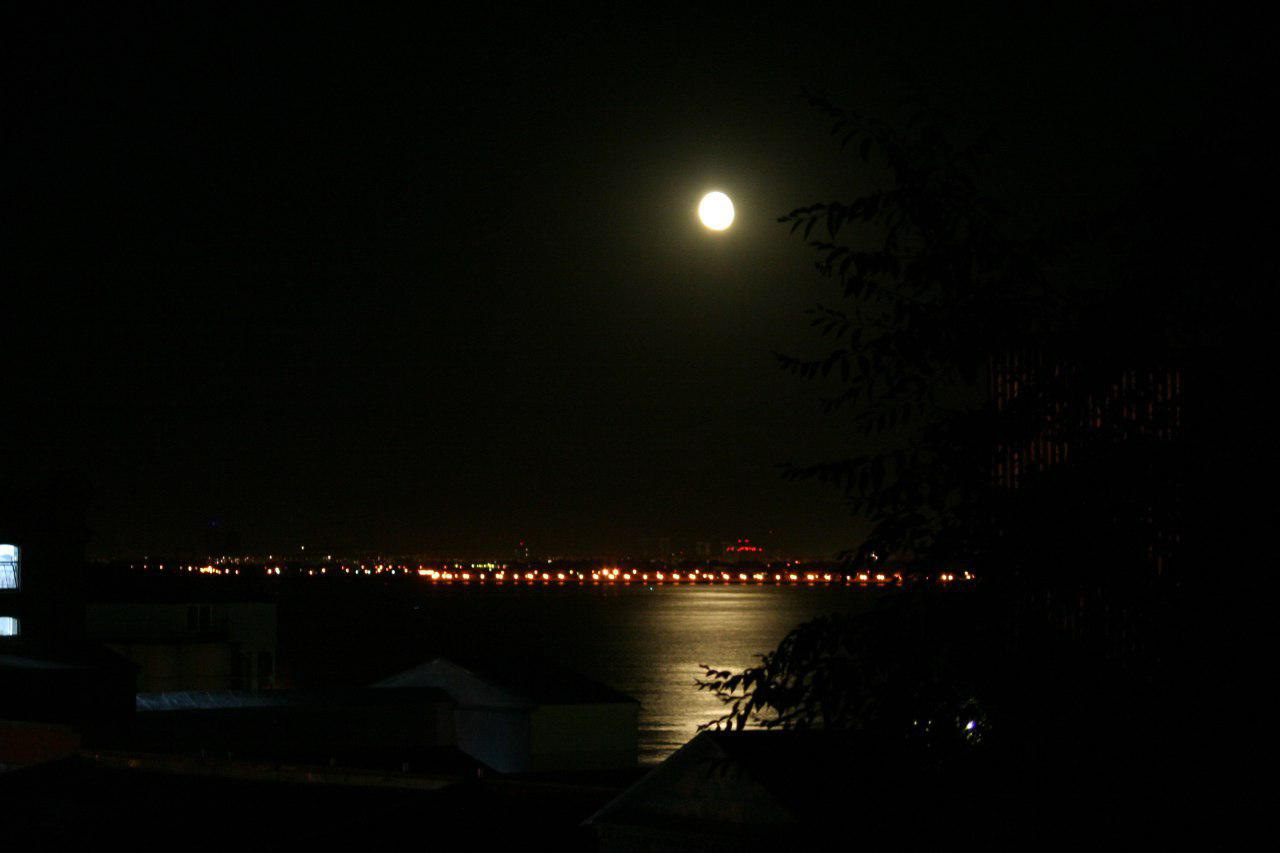 Вчерашний вечер был. Луна над Волгой. Лунная ночь над Волгой. Полумесяц над Волгой. Волга ночь Луна.