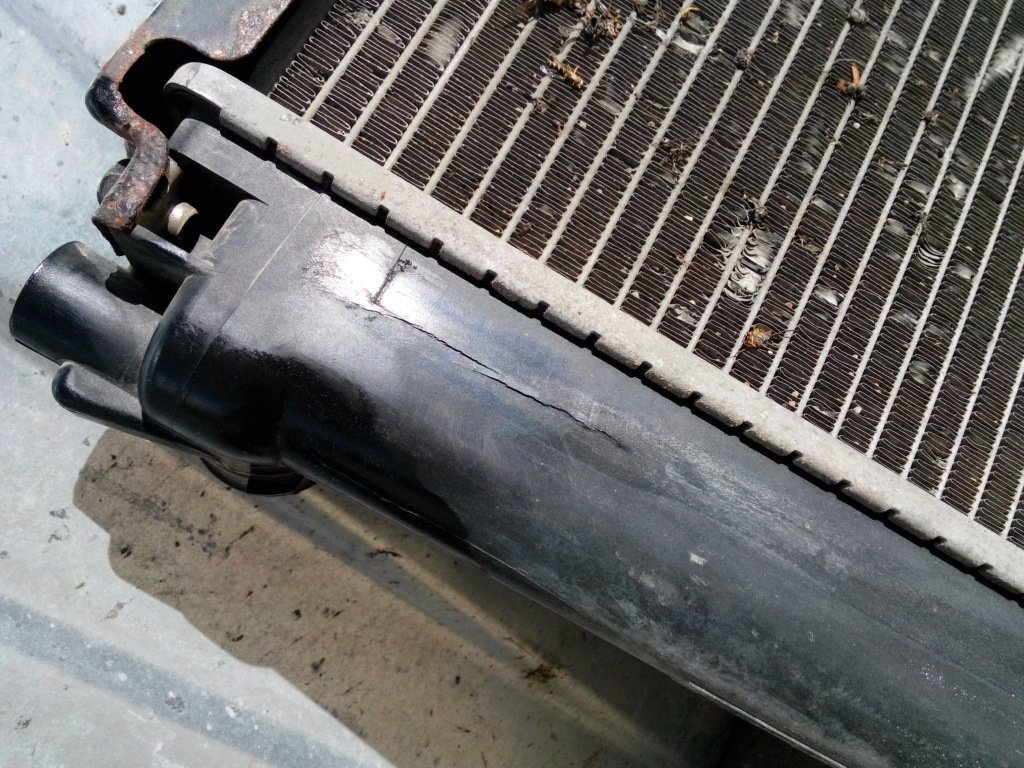 Радиатор трещина. Верхний бачок радиатора охлаждения двигателя Хонда h. Suzuki Ignis бачок радиатора охлаждения. Бачок радиатора 16400-50380. Бачок радиатора Subaru Outback 2007 года.