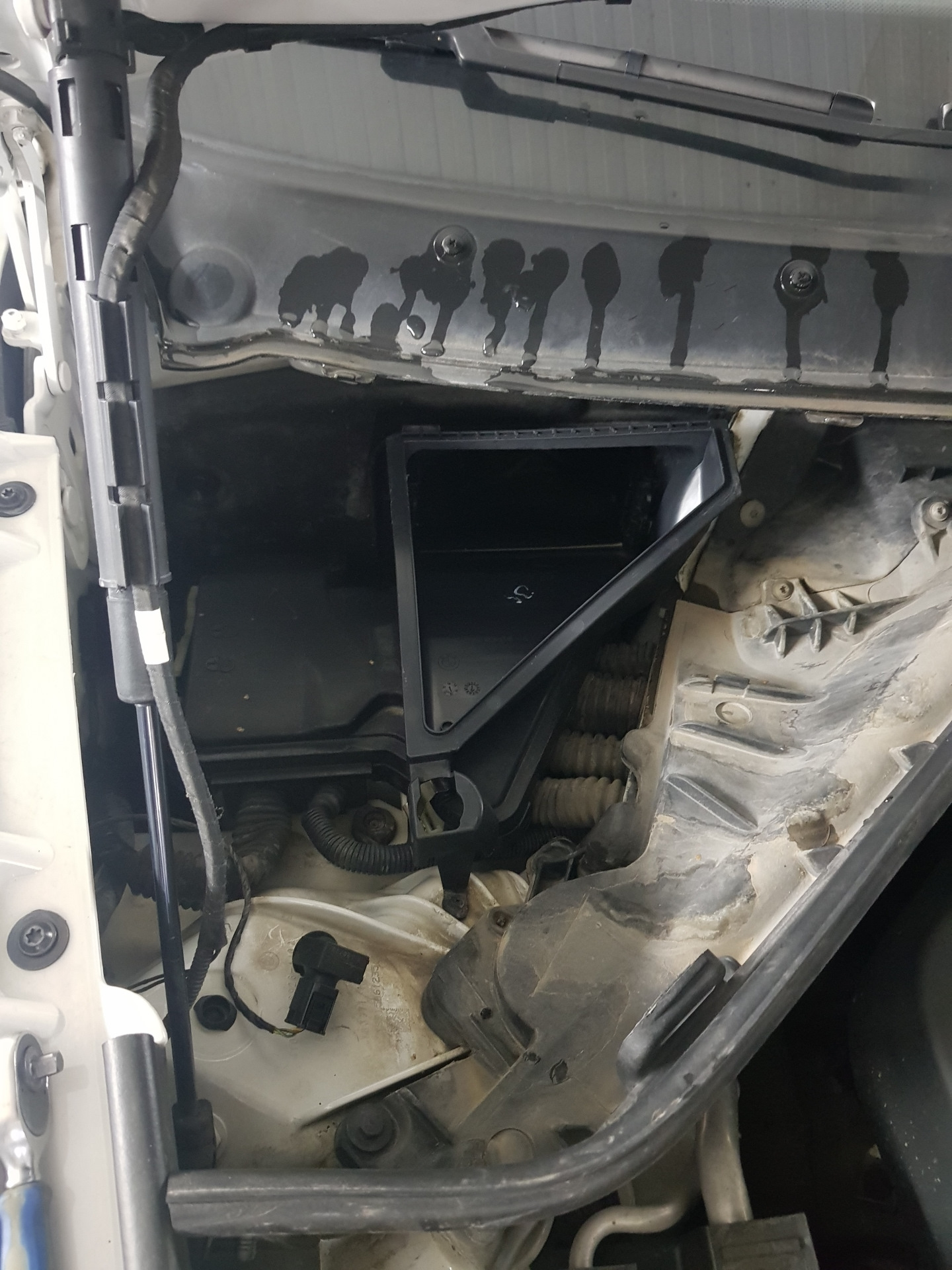 Замена салонных фильтров. — BMW X6 (E71/E72), 3 л, 2013 года | другое ...