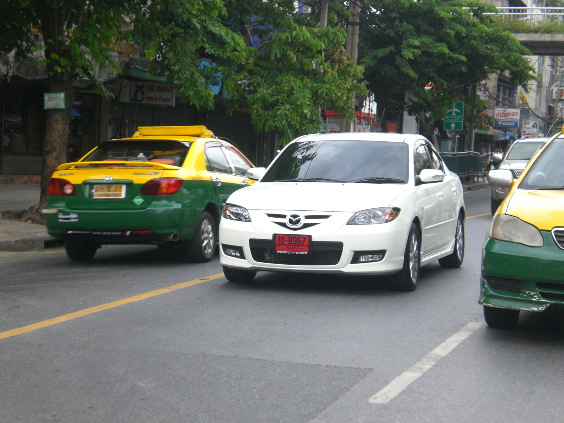 Авто бангкок. Таиландские машины. Автомобили в Тайланде. Тайские марки автомобилей. Такси в Тайланде.
