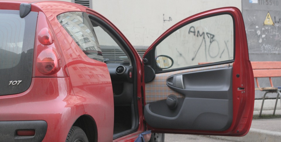 Двери пежо. Дверные динамики Пежо 107. Peugeot 107 акустика. Обшивка двери Пежо 107. Дверь Peugeot 107.