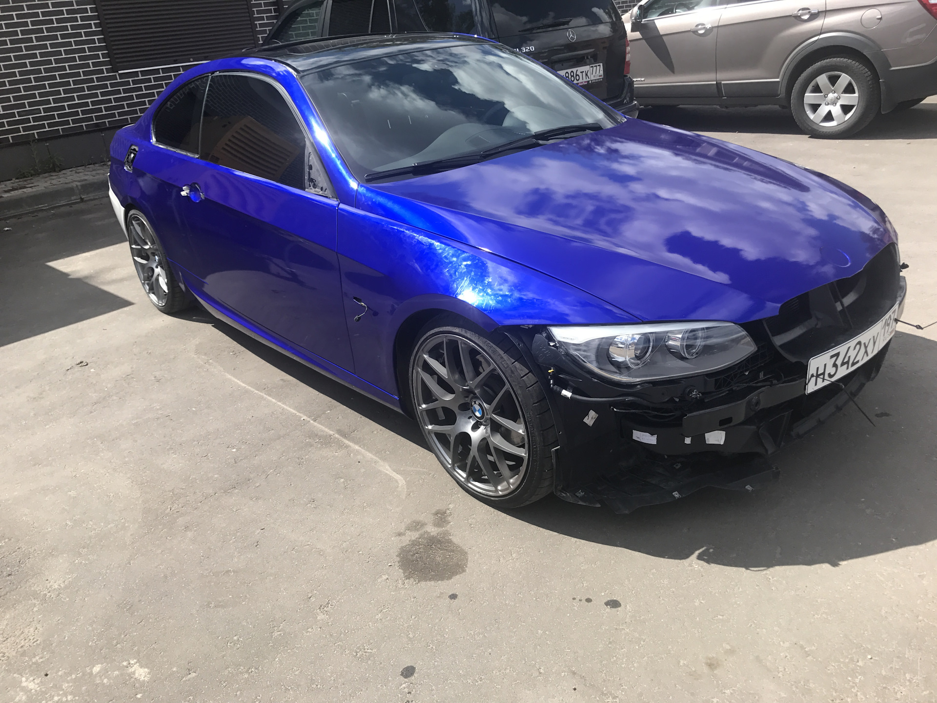 BMW e92 синего цвета