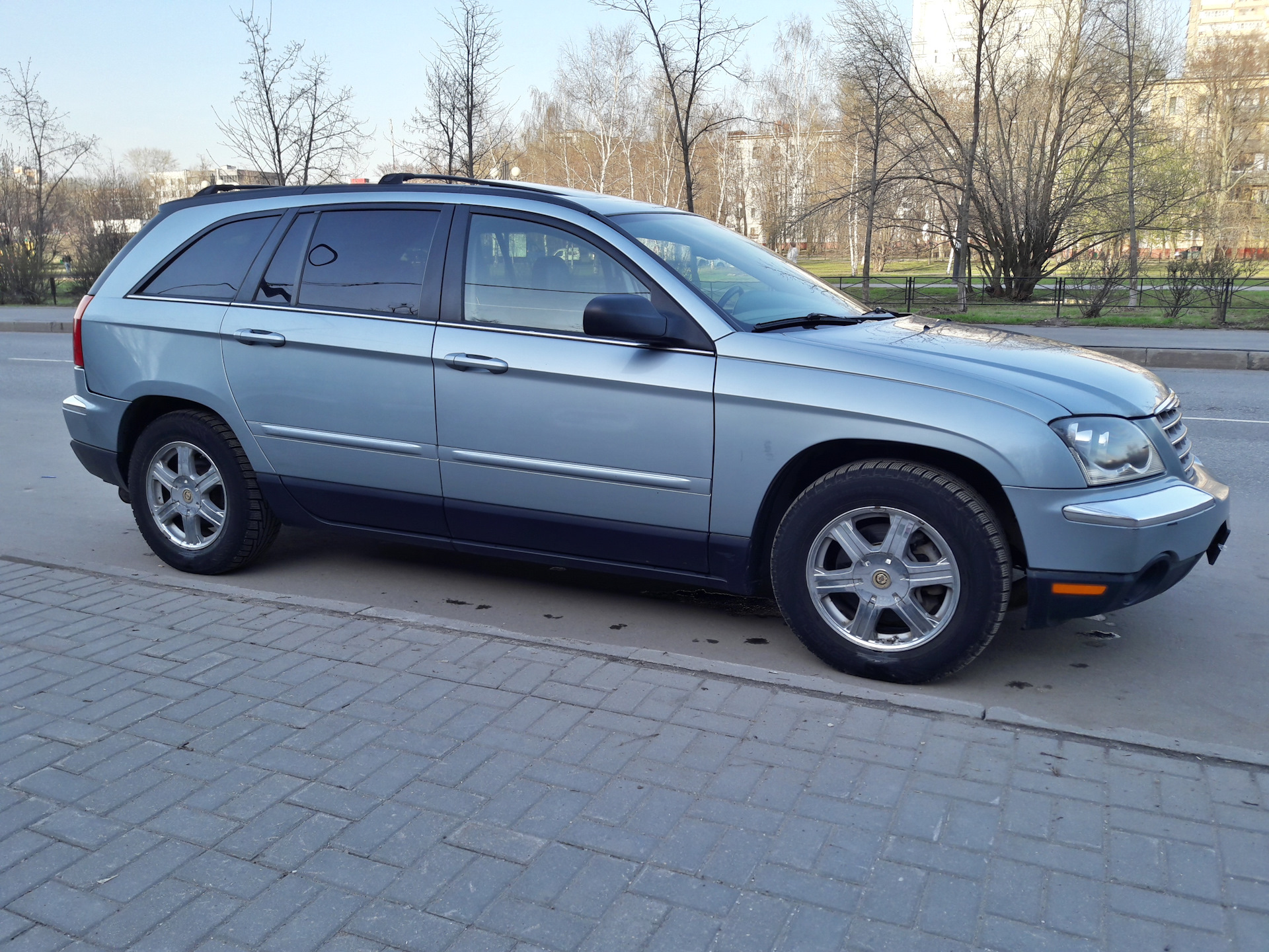 Покрышки 225 65 17 и 265 65 17 фото. Chrysler pacifica 2005. Диски на крайслер пацифика. Пацифика шины. Колёса крайслер пацифика.