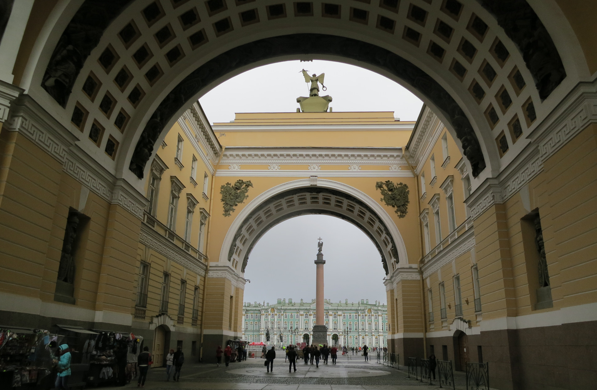 как называется арка на дворцовой площади в санкт петербурге