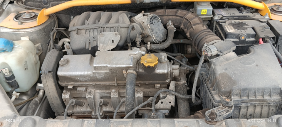 Перед заменой сфоткал подкапотку, чтоб помнить. — Lada Гранта Лифтбек (2G)