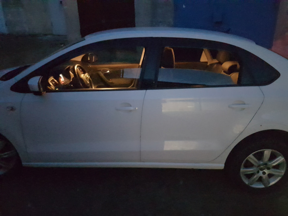 Да будет свет!.. и радио) — Volkswagen Polo Sedan, 1,6 л, 2011 года ...