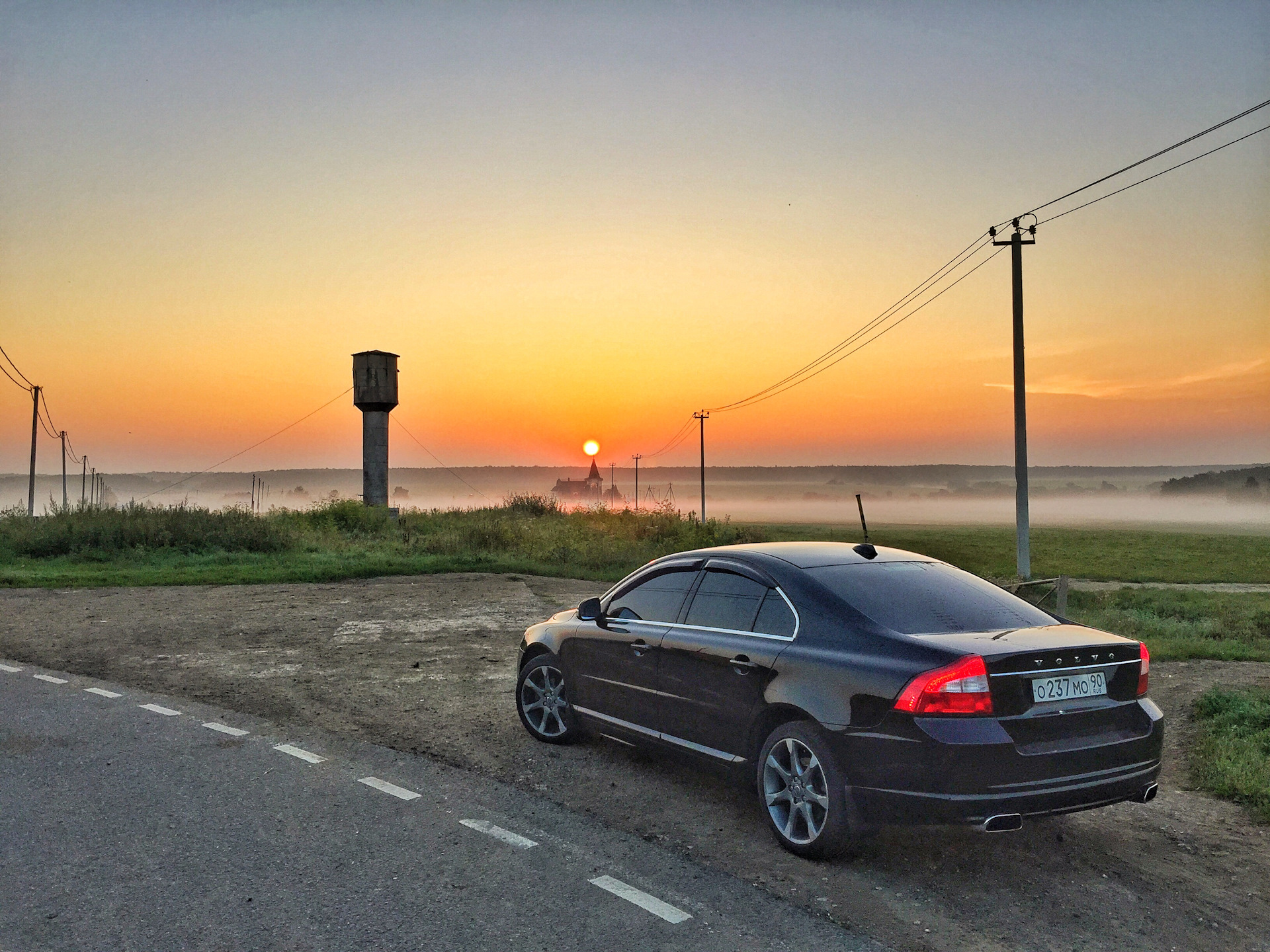 А в 50 на машине еду. Ауди а6 белая фото на трассе с закатом.