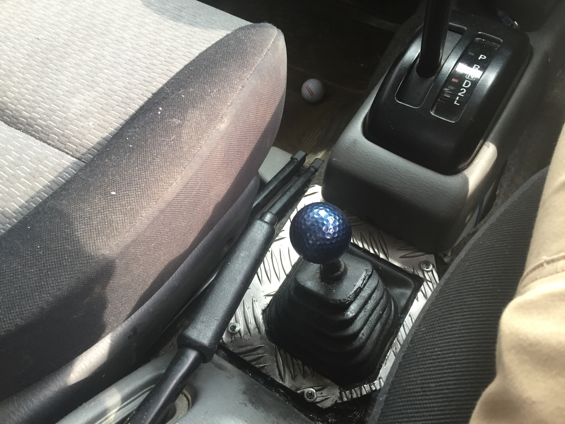 Шеви нива рычаг раздатки. Как снять ручку раздатки. Чехол рычага раздатки шеви нива. Чехол ручки кпп и раздатки на шевроле нива 2123. Рычаг переключения раздатки нива шевр.