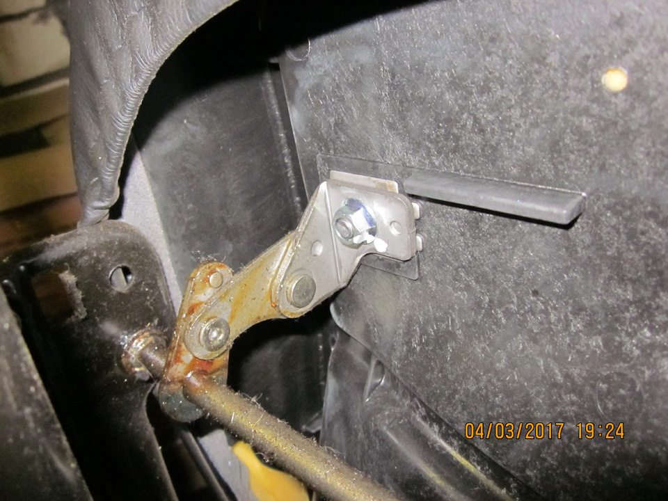 Переднее правое (по ходу движения) стоковое крепление подушки к каркасу. — Daewoo Gentra