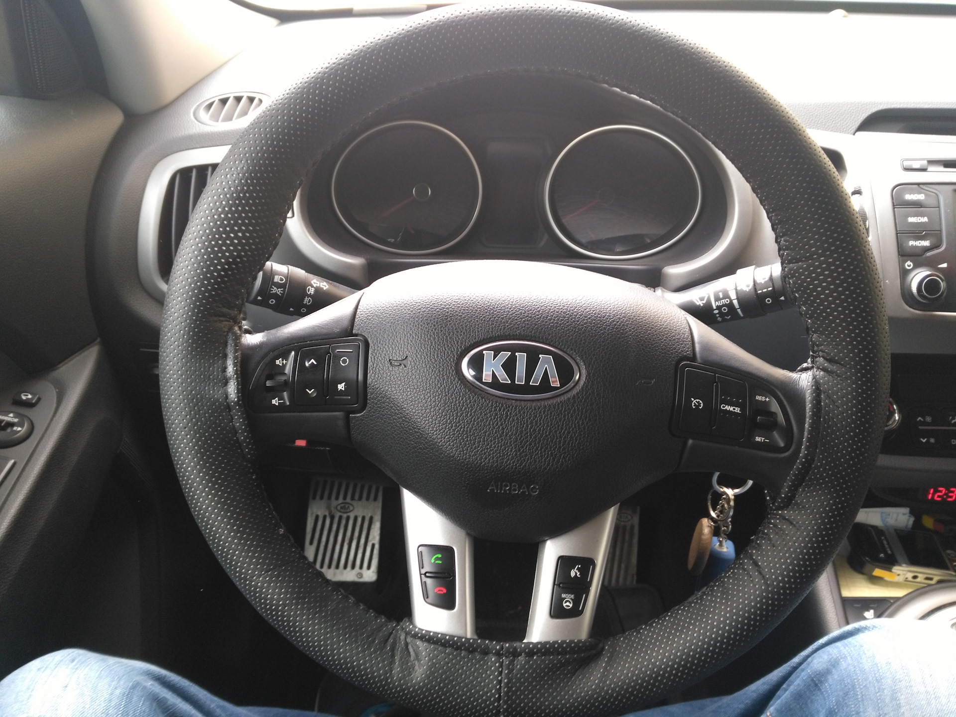 перетянуть руль киа спортейдж 3. Kia sportage 2010 руль. Kia sportage 3 оплетка руля. спортейдж диаметр руля. Kia sportage 3 чехол на руль.