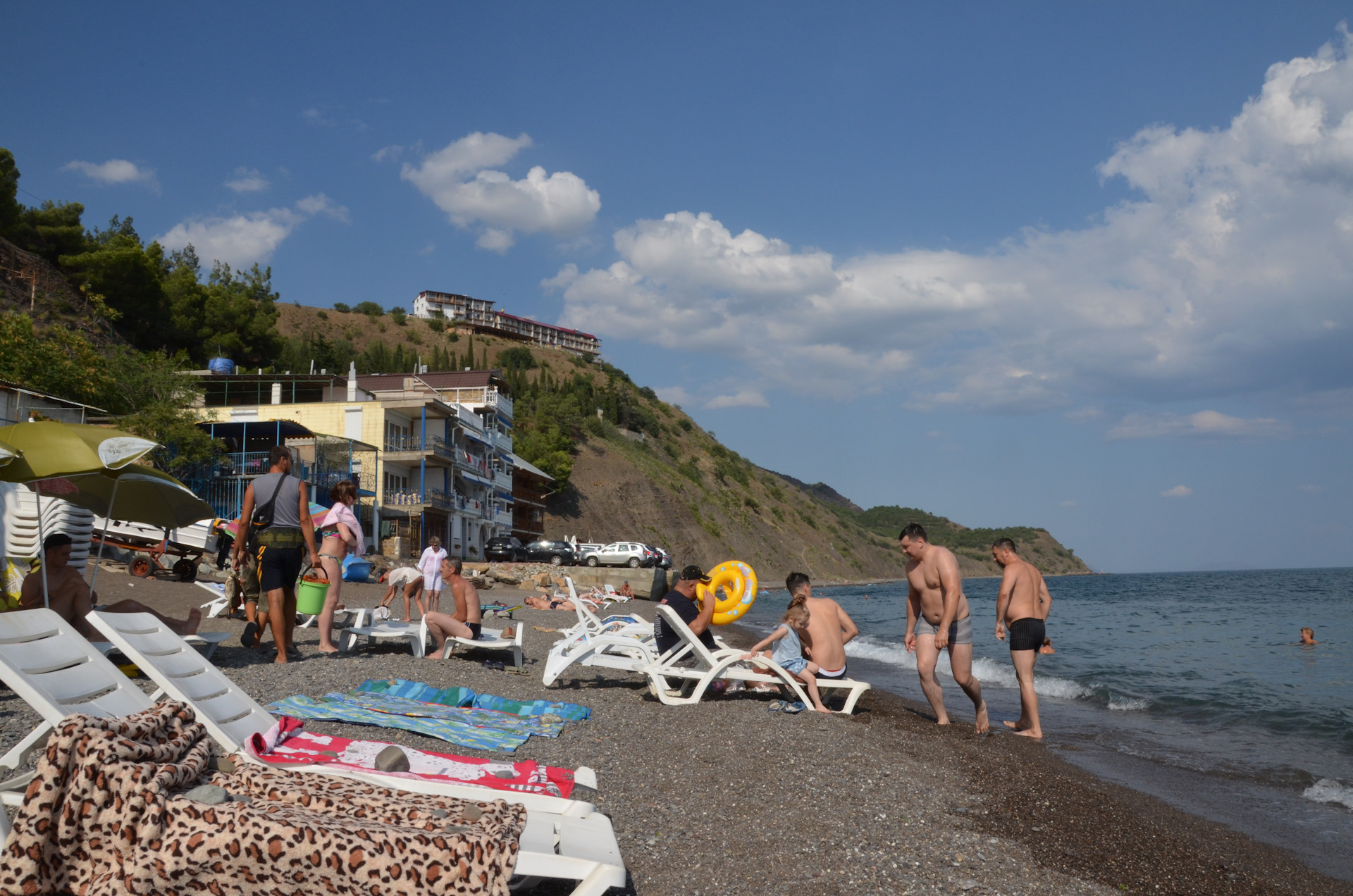 Рыбачье крым температура. Пляж Рыбачье Алушта. Рыбачье Крым пляж. Село Рыбачье Крым пляж. Село Рыбачье Алушта.