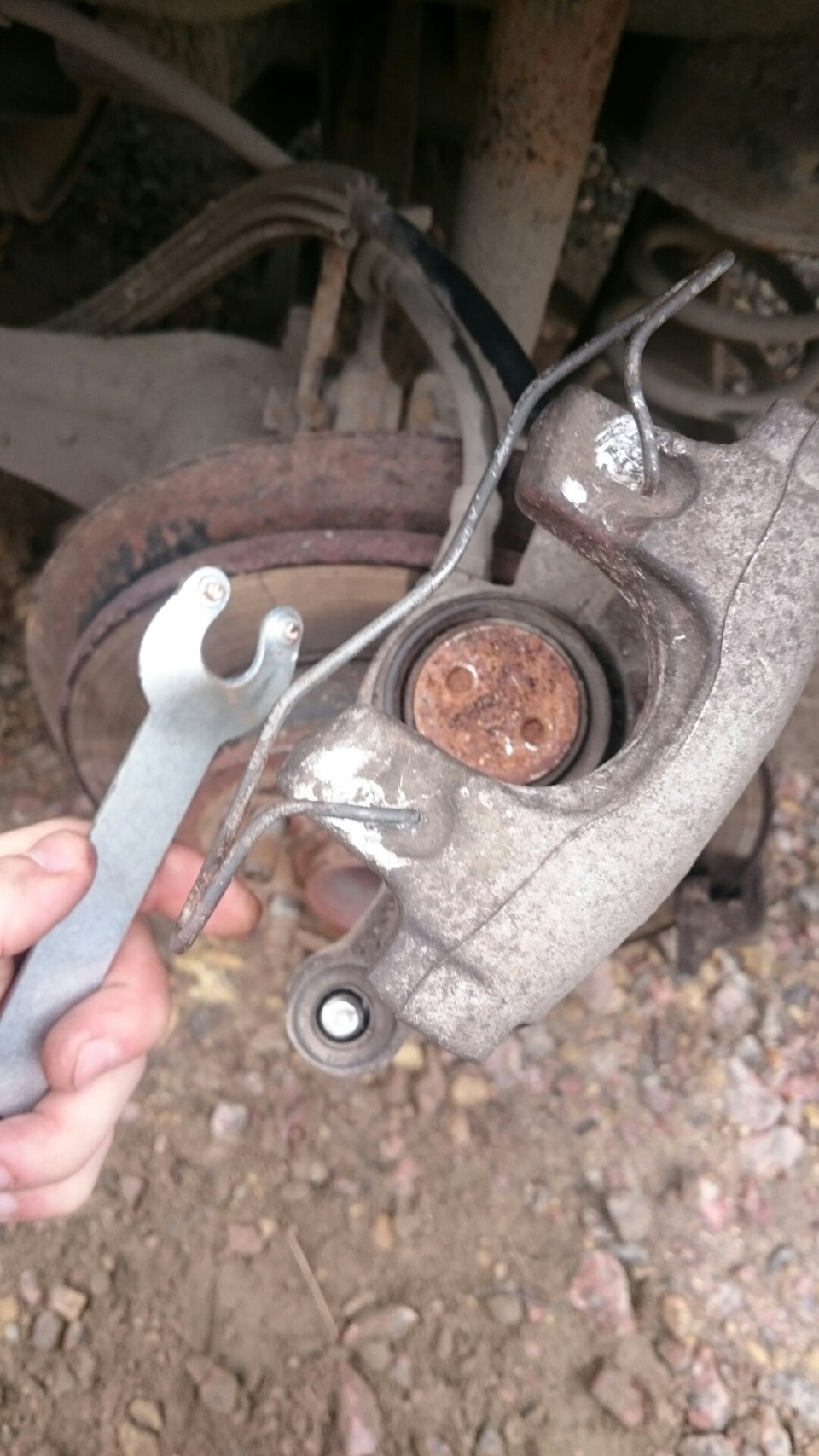 Замена задних тормозных колодок — Ford Focus Hatchback II, 2 л, 2005 ...