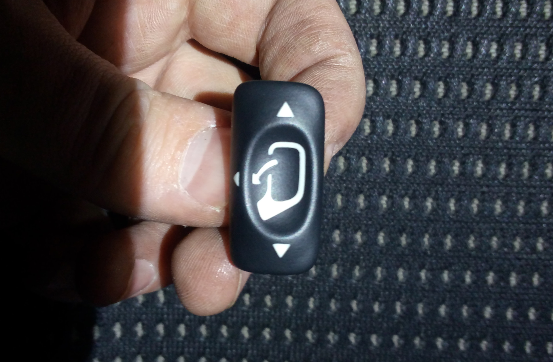 Кнопка на зеркале