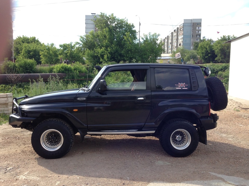 Корандо 4 саньенг. ССАНГЙОНГ Корандо 2. SSANGYONG Korando 2 на 35 колесах. SSANGYONG Korando 1997. Korando 32 колеса.