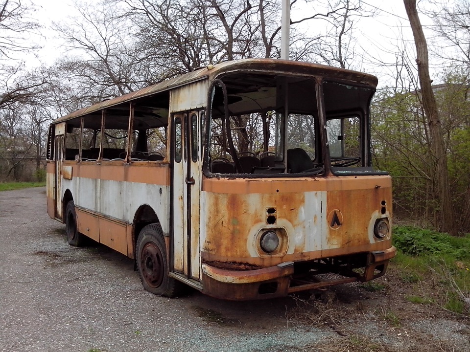 Старые автобусы фото. ЛАЗ 695 Ржавый. ЛАЗ 695 Припять. ЛАЗ-695 автобус заброшен. Заброшенный ЛАЗ 695 Львiв.