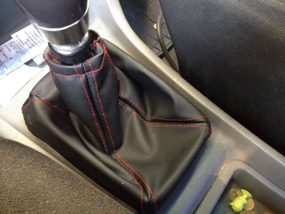 Замена чехлов на ручке коробки передач и ручнике — Opel Astra F, 1,6 л ...