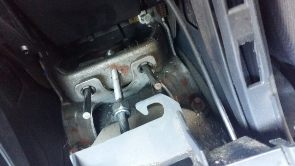 Ручник и подушка глушителя — Renault Megane II, 1,6 л, 2005 года ...