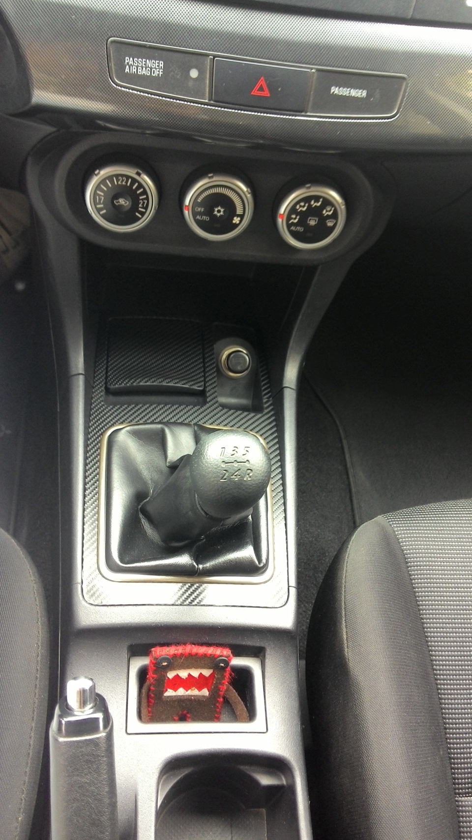 Центральная консоль в карбон. — Mitsubishi Lancer X, 2 л, 2008 года ...