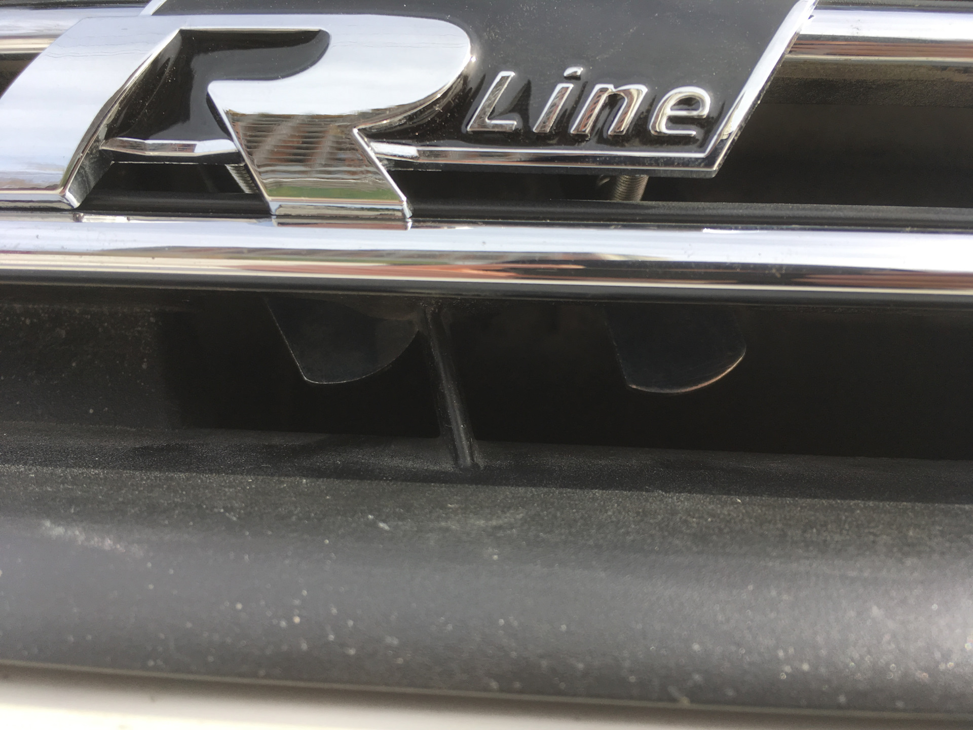 Шильдики r. Решетка шильдик r-line Touareg GP. Шильдик r line в решетку радиатора Touareg. Шильдик р лайн на поло седан. Touareg NF шильдик Exclusive.