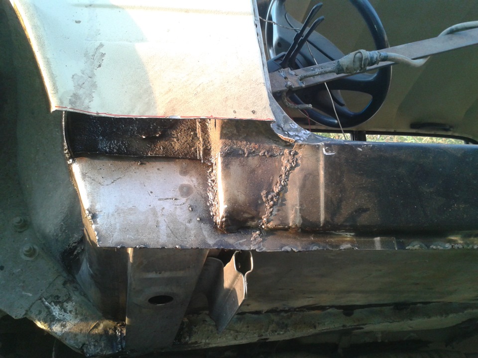 переварка порогов полуавтоматом. сварка кузова автомобиля электродом. металл в кузове. газ 69 кузов левая сторона. варим кузов краза.