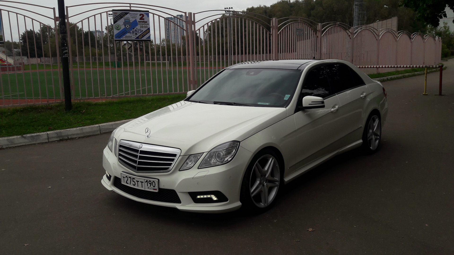 2010 е. Мерседес е212 е300. Mercedes e300 2010. Мерседес е 300 белый. Мерседес е300 2015.