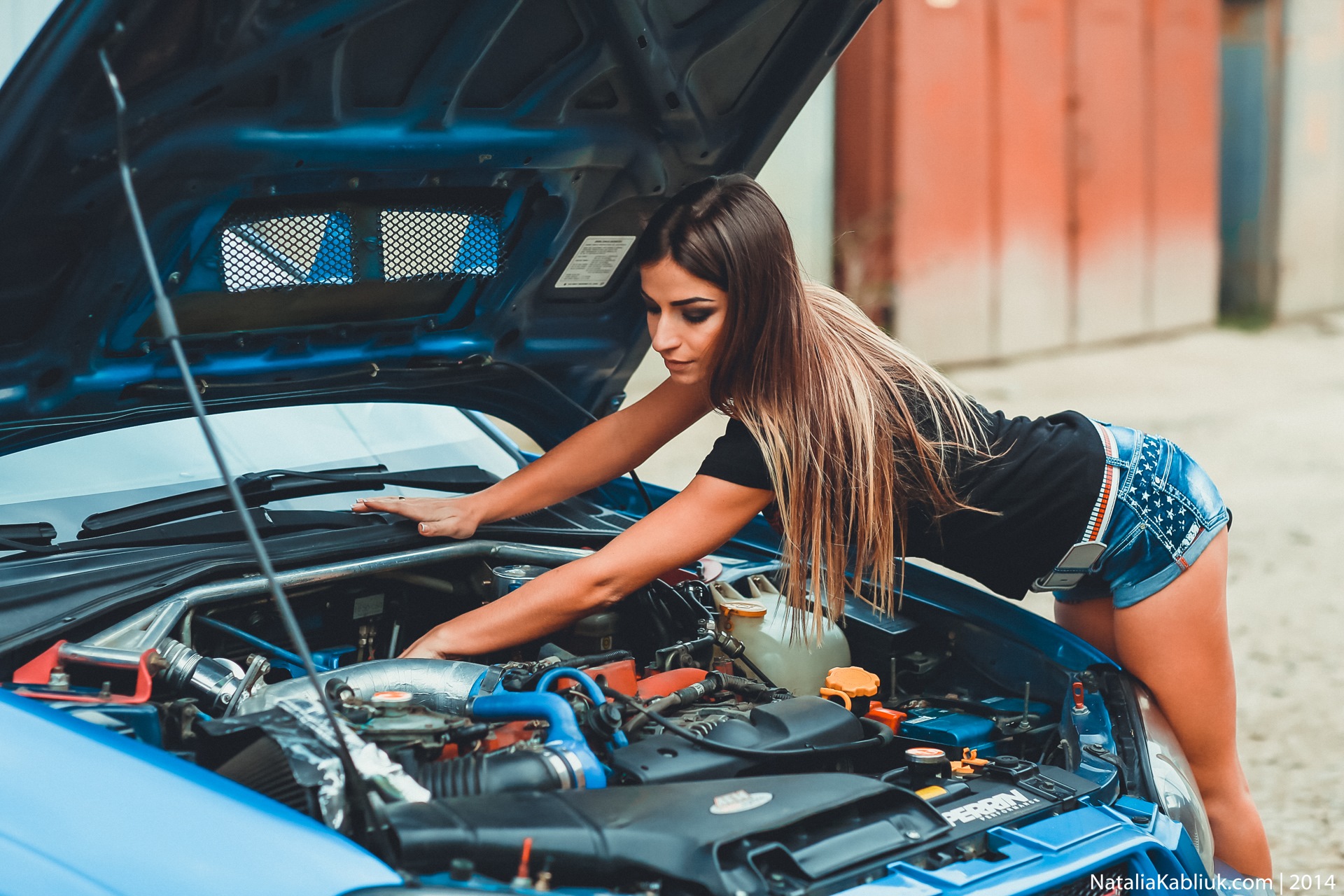 Чиним тачки. Красивая девушка в автосервисе. Девушка ремонтирует машину. Девушка чинит машину. Девушки мотора.